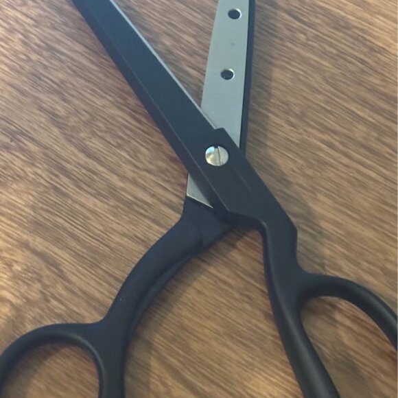 Gingher Featherweight Bent Trimmers for Fabric - Picture 3 of 4